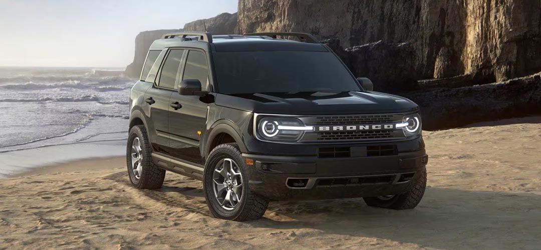 Vue 3/4 avant et latérale du Ford Bronco Sport 2024 sur plage et mer