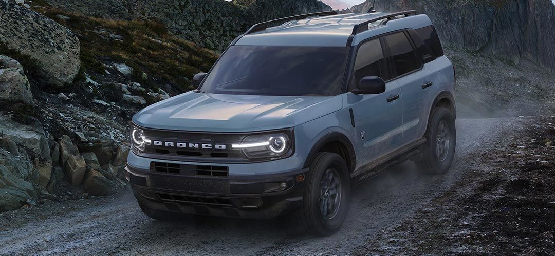 Vue 3/4 avant et latérale du Ford Bronco Sport 2024 sur route escarpé