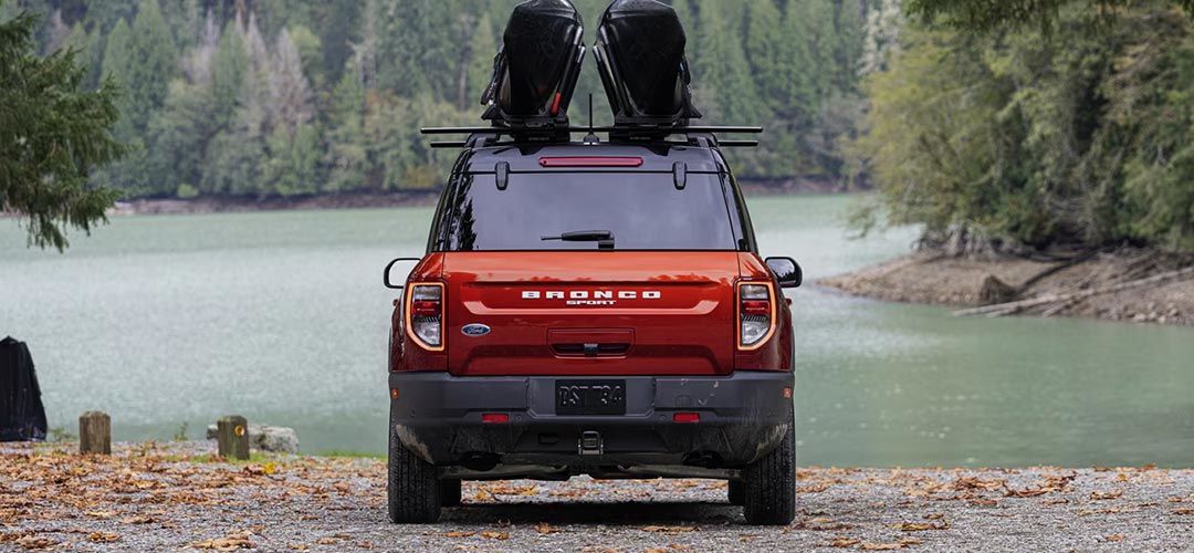 Vue arrière du Ford Bronco Sport 2024 en arrêt sur plage l'automne