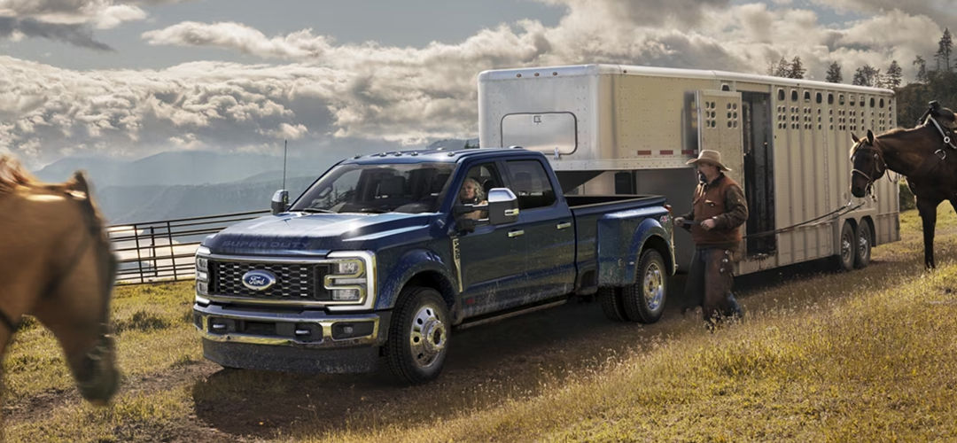 Vue 3/4 avant et latérale du Ford Super Duty 2024 avec remorque à chevaux