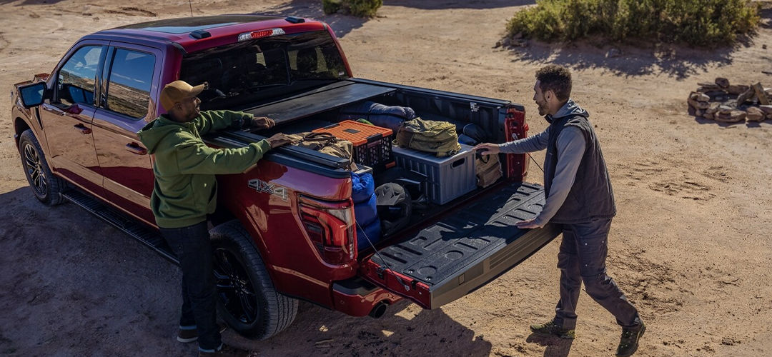 Vue arrière du Ford Super Duty 2024 avec deux hommes chargeant la boîte