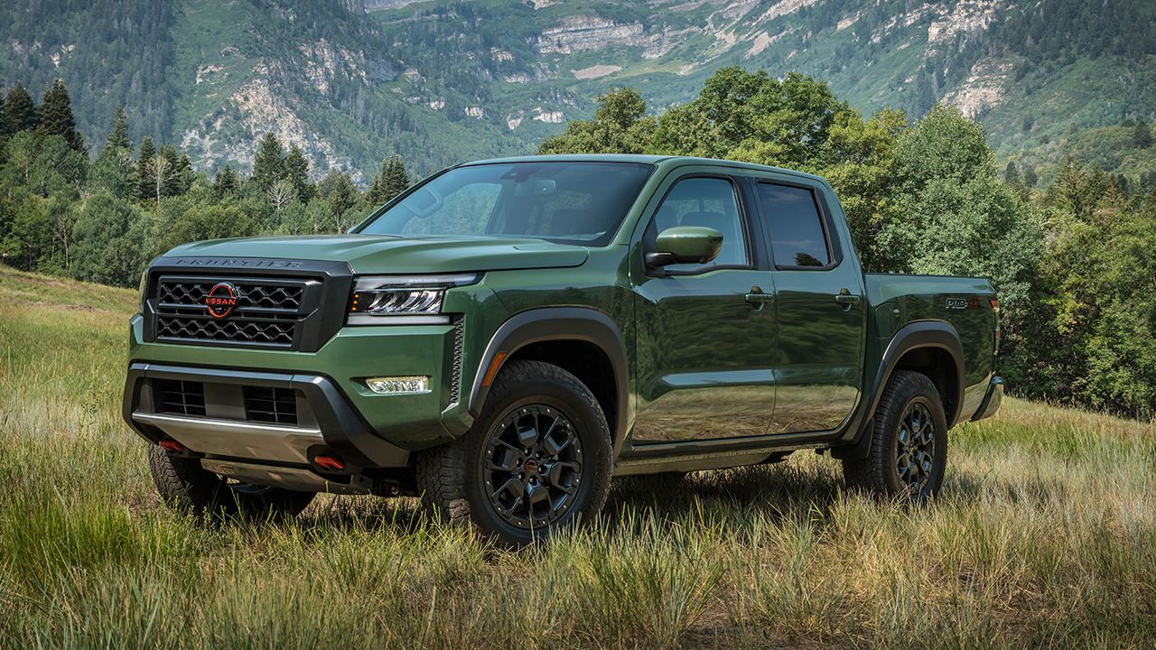 Vue 3/4 avant et lat&eacute;rale du Nissan Frontier 2022 sur une montagne