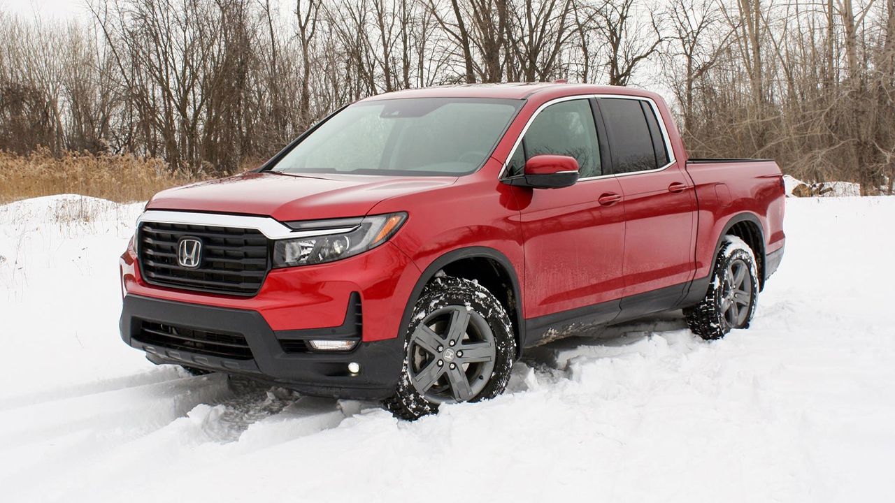 Vue 3/4 avant et lat&eacute;rale du Honda Ridgeline 2022 dans la neige