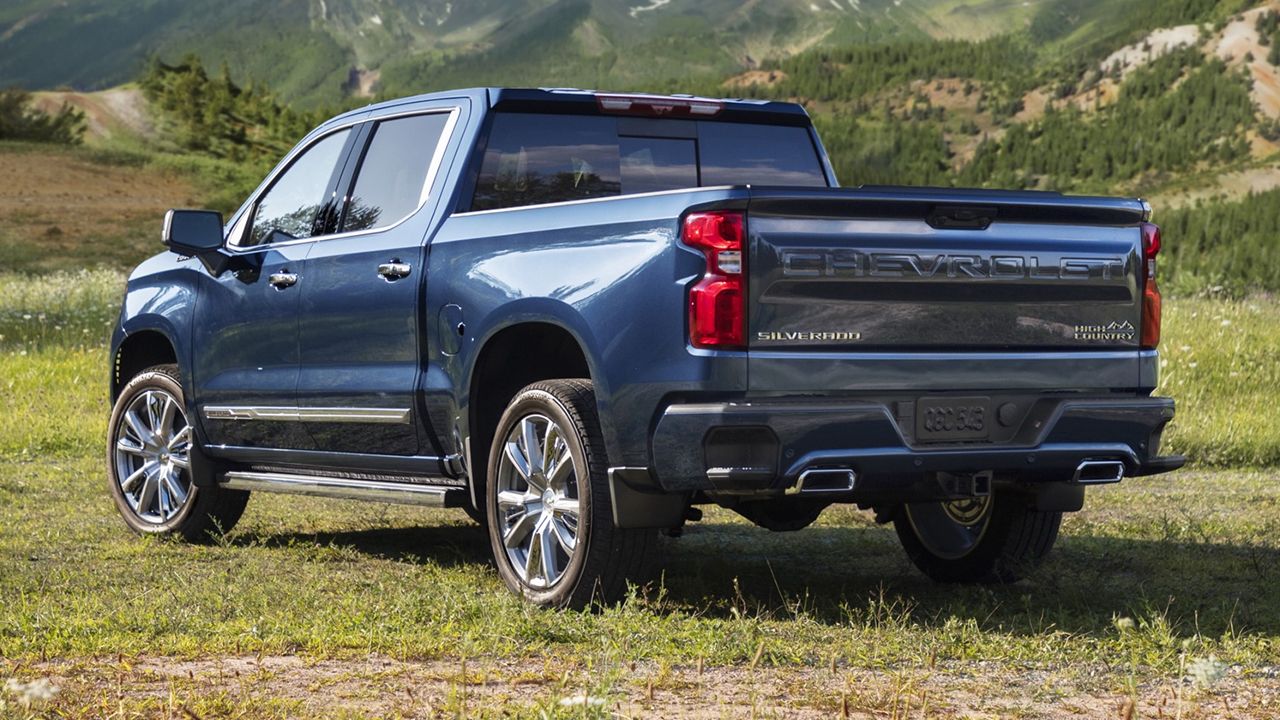 Vue arri&egrave;re du Chevrolet Silverado&nbsp;1500 2022 en arr&ecirc;t avec vue sur montagne