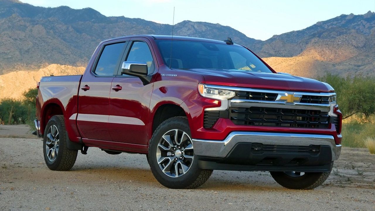 Vue 3/4 avant et lat&eacute;rale du Chevrolet Silverado&nbsp;1500 2022 sur chemin de sable