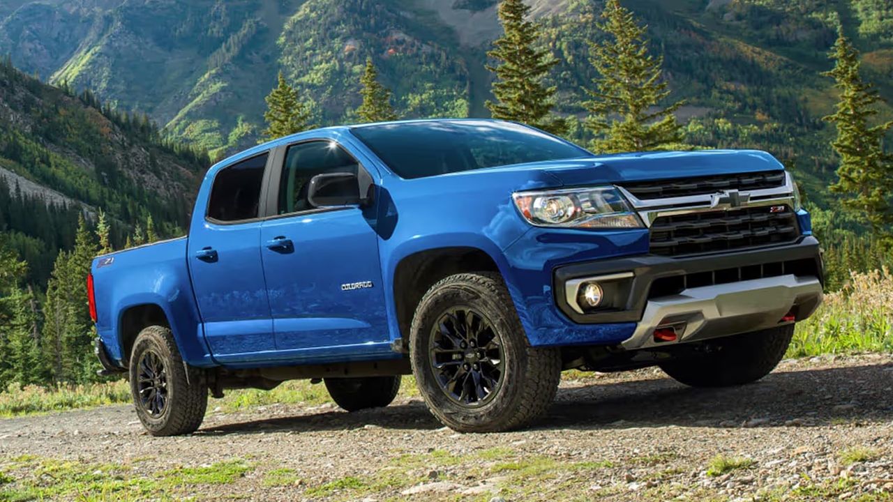 Vue 3/4 avant et lat&eacute;rale du Chevrolet Colorado 2022 sur chemin escarp&eacute; dans une montagne