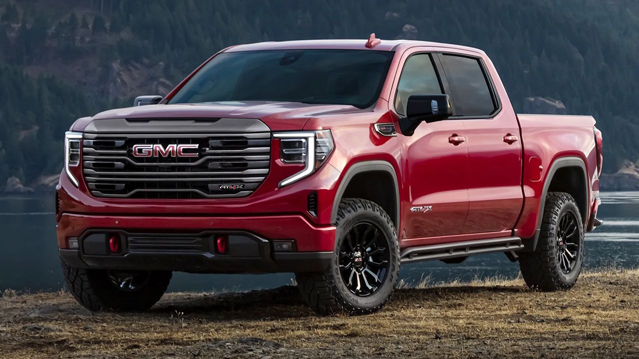 Vue 3/4 avant et lat&eacute;rale du GMC Sierra&nbsp;1500 2022 en arr&ecirc;t en bord de lac