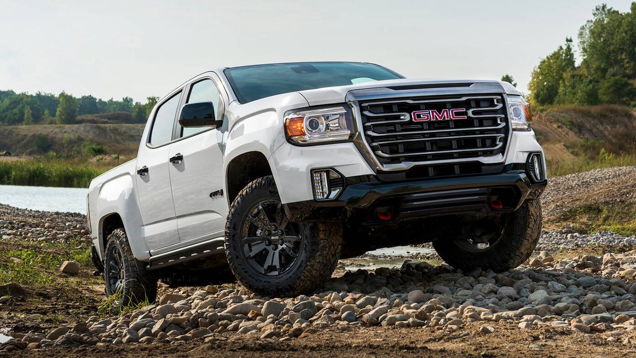 Vue 3/4 avant et lat&eacute;rale du GMC Canyon 2022 sur chemin de roche