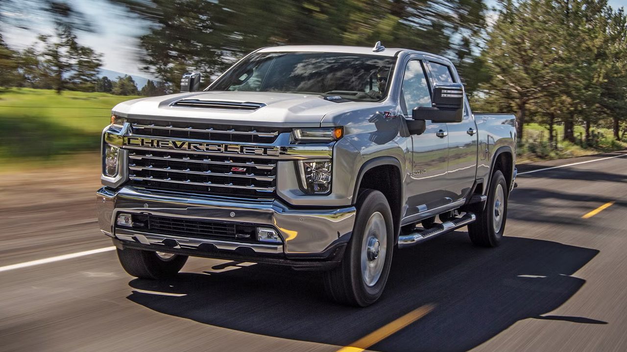 Vue 3/4 avant et lat&eacute;rale du Chevrolet Silverado 2500&nbsp;HD 2022 sur route en pleine puissance