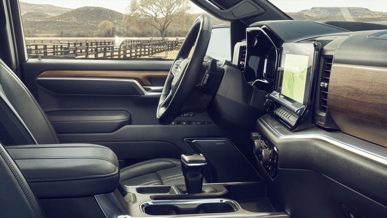 Vue int&eacute;rieur du Chevrolet Silverado&nbsp;1500 2026 et de son tableau de bord