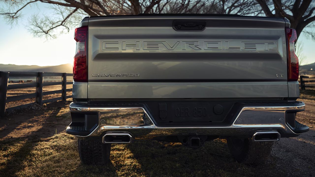 Vue arri&egrave;re de pr&egrave;s du Chevrolet Silverado&nbsp;1500 2026 sur un ranch