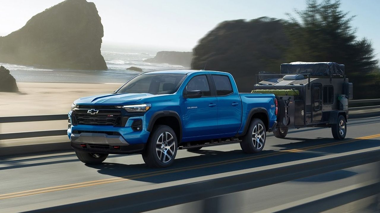 Vue 3/4 avant et lat&eacute;rale du Chevrolet Colorado 2026 en pleine puissance sur route tirant une roulotte