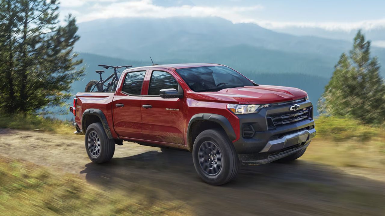 Vue 3/4 avant et lat&eacute;rale du Chevrolet Colorado 2026 sur route de terre en pleine puissance