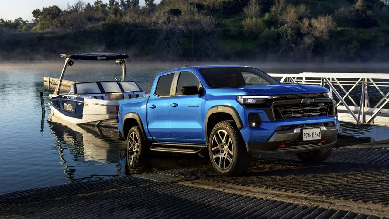 Vue 3/4 avant et lat&eacute;rale du Chevrolet Colorado 2026 sortant un bateau de l'eau