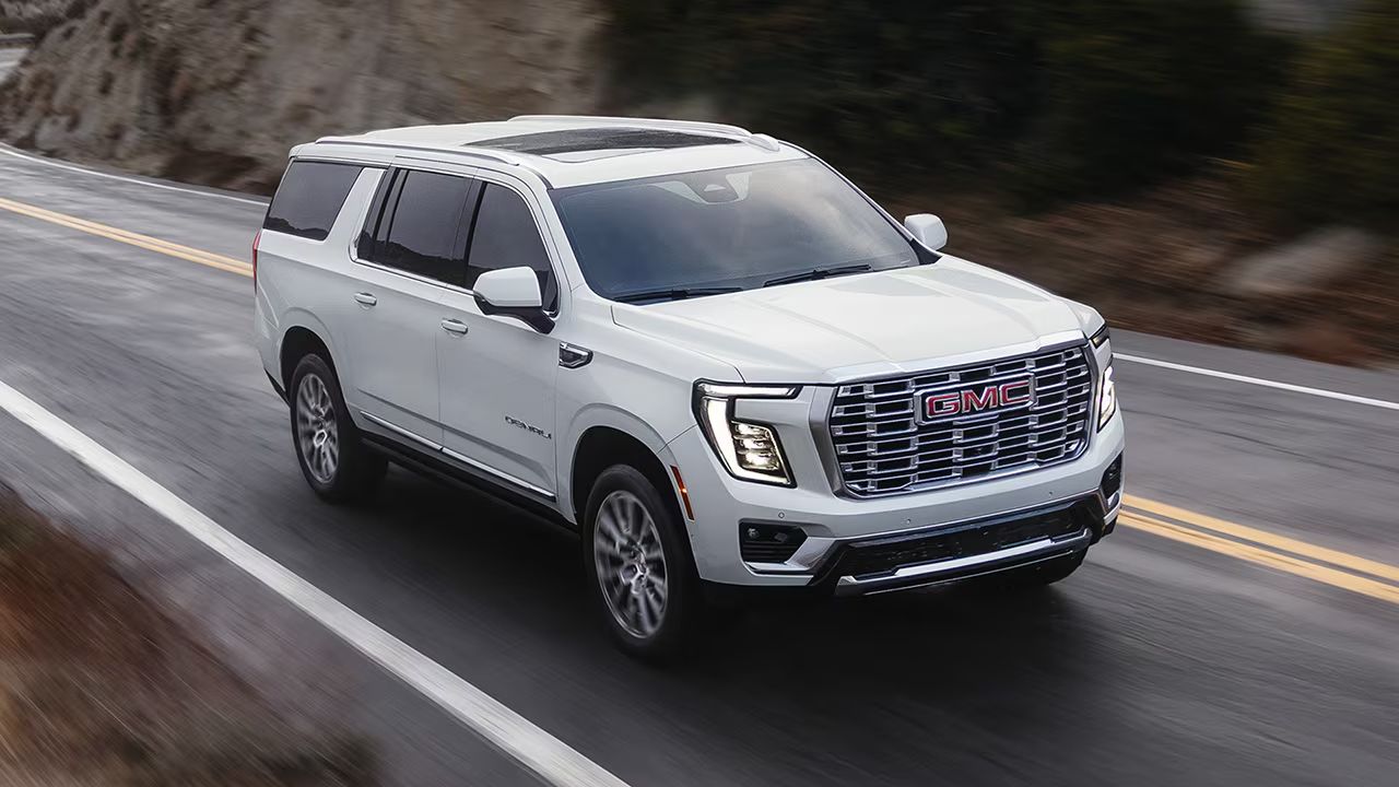 Vue 3/4 avant et lat&eacute;rale du GMC Yukon&nbsp;XL 2026 sur route en pleine puissance