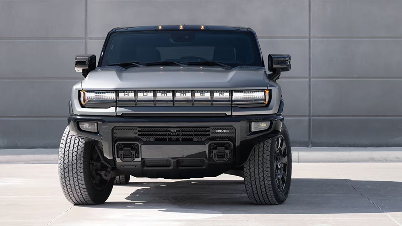 Vue avant du GMC Hummer EV VUS 2026 stationn&eacute; et pr&ecirc;t &agrave; partir