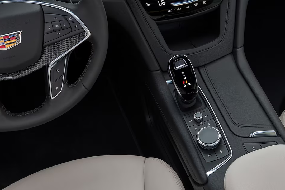 Interior view of Cadillac XT5 2024 and gearbox