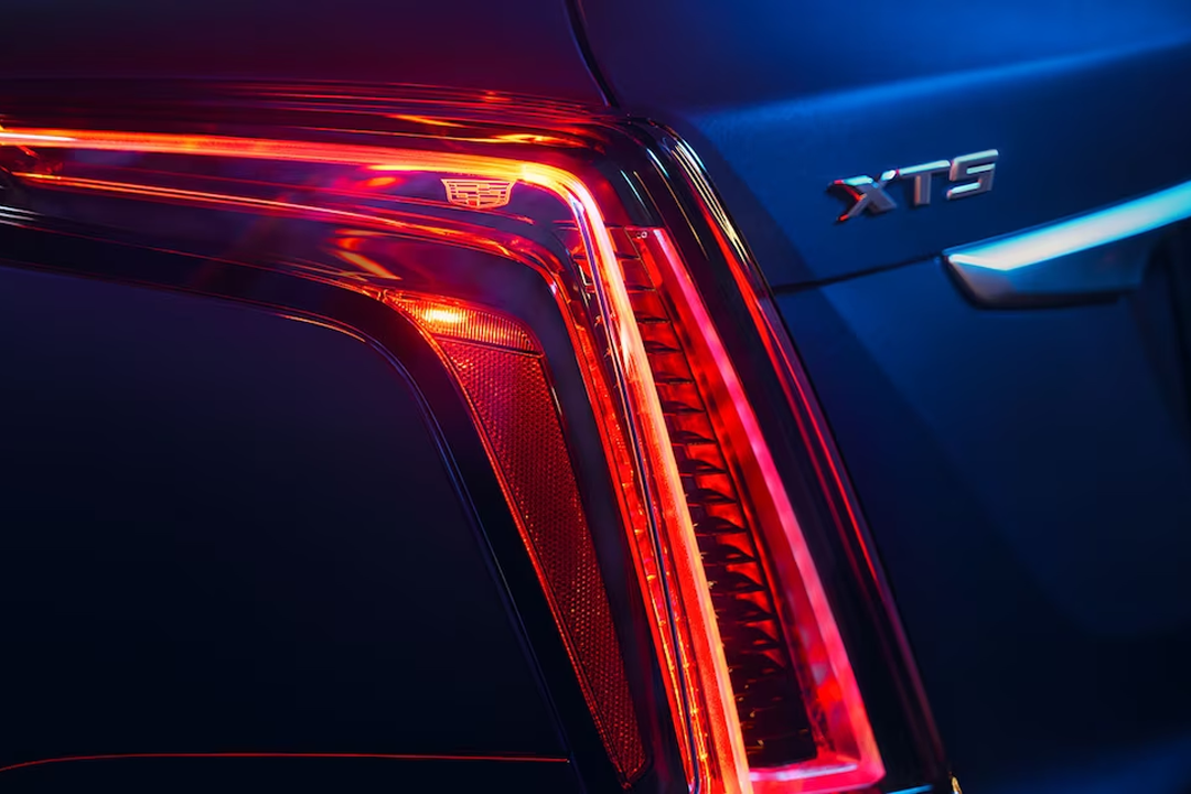 Close-up of the Cadillac XT5 2024's illuminated tail light