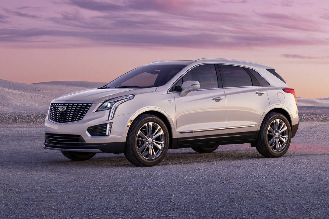 Side view of Cadillac XT5 2024 in the sand with sunrise