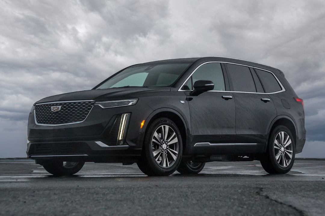 Side view of the Cadillac XT6 2024 on a rainy road