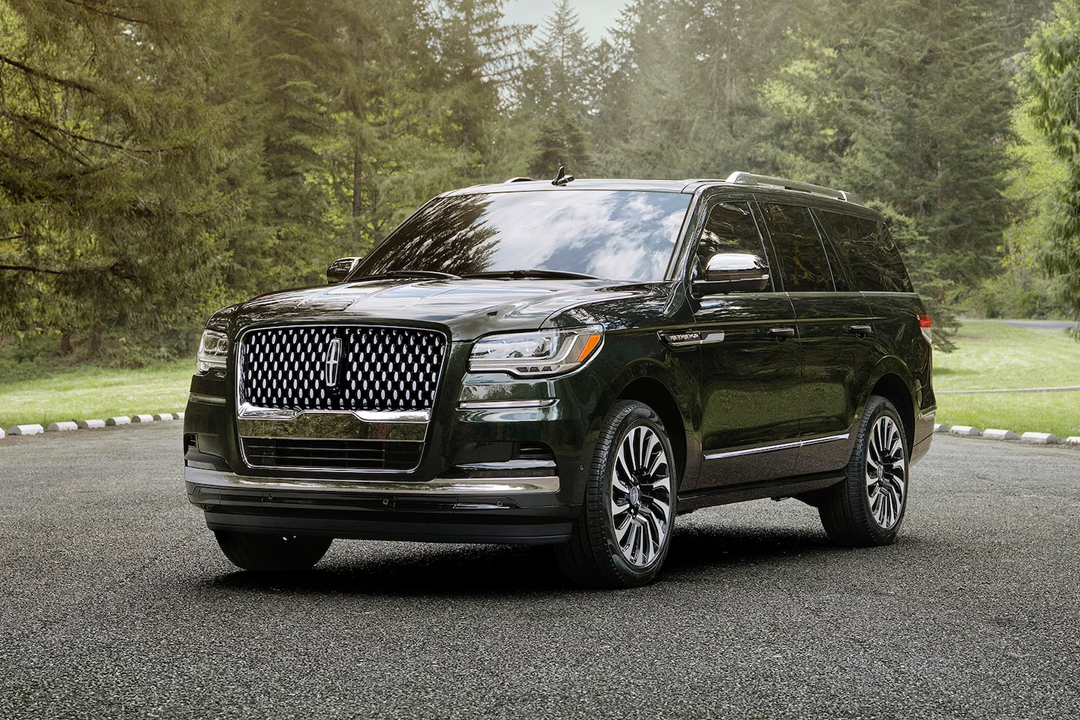 Front view of Lincoln Navigator 2024 in a parking lot