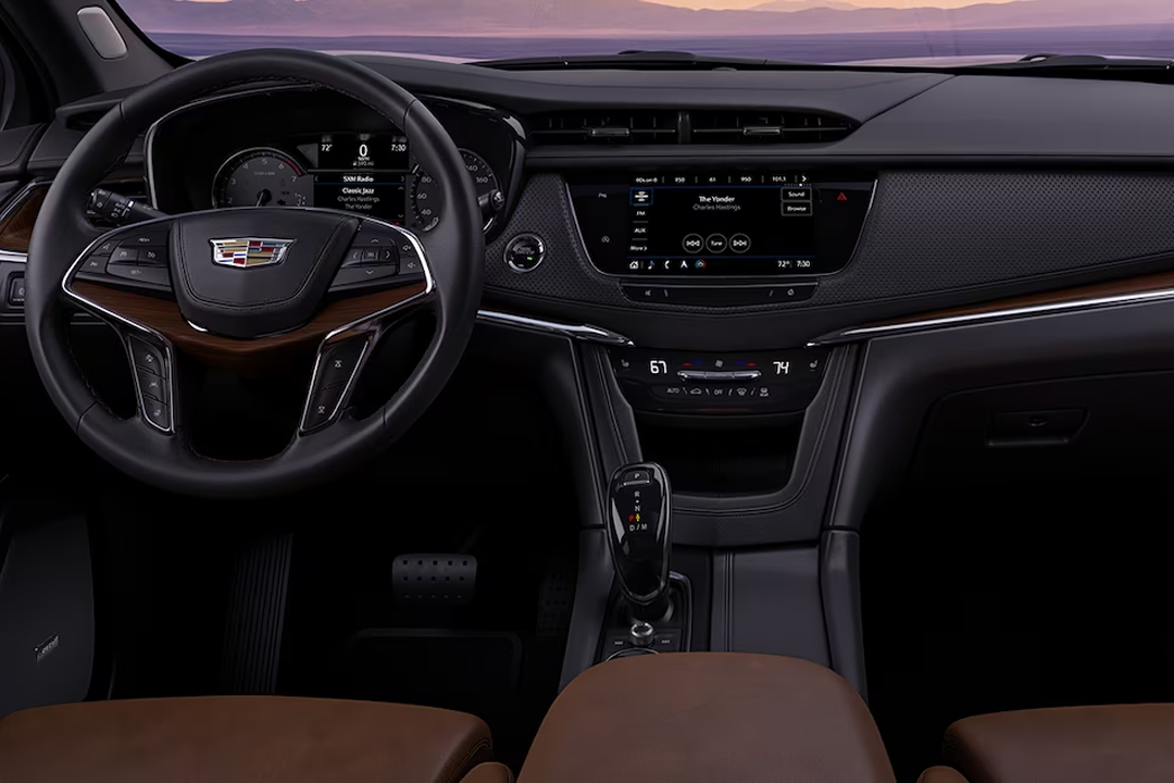 Vue intérieur de la Cadillac XT6 2024 et du tableau de bord