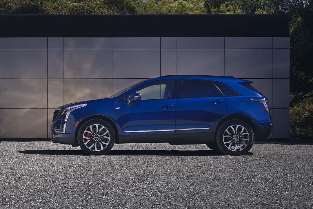 Side view of the Cadillac XT5 2024 stopped in a public place