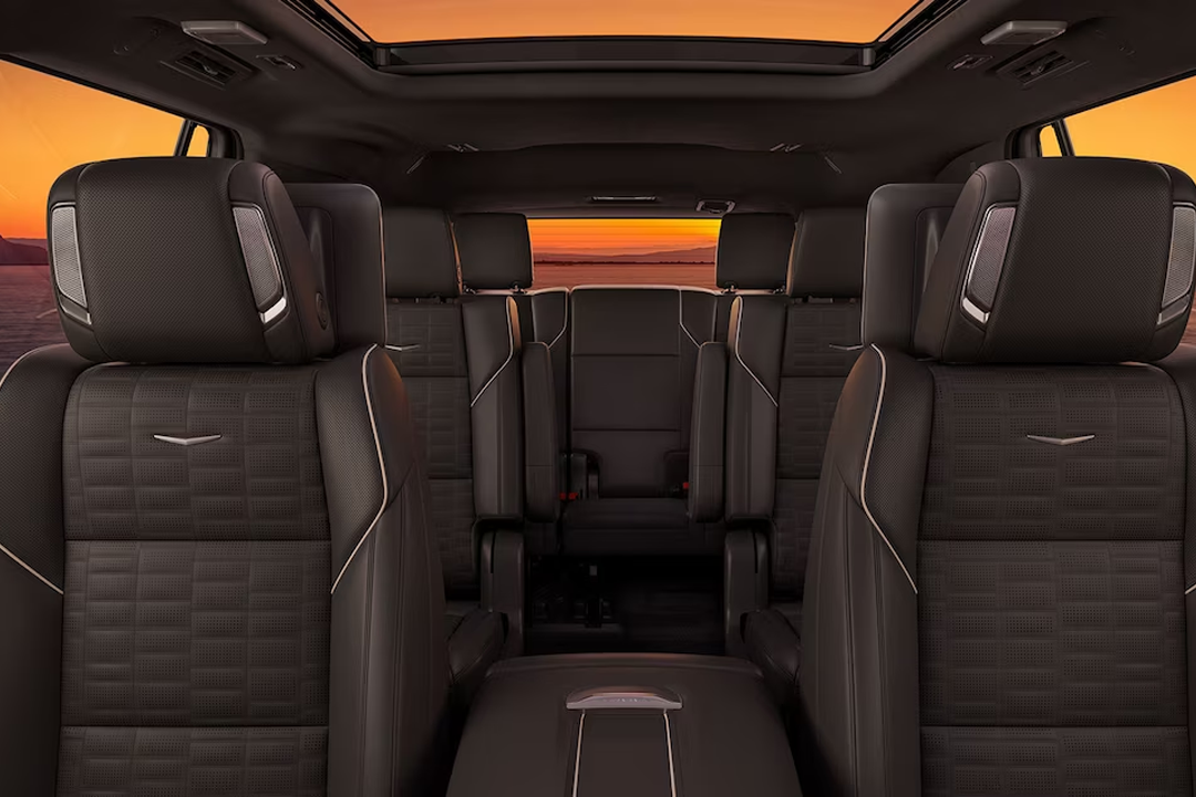 Interior view of the Cadillac Escalade 2024 and its luxurious seats