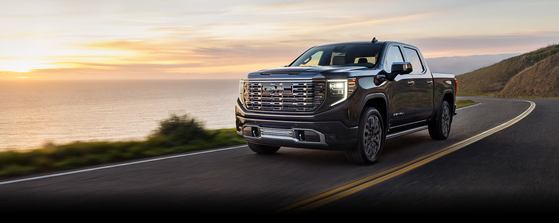 Chevrolet Silverado 2024. GMC Sierra 2024. Comparaison Silverado contre Sierra. Meilleurs camions 2024. Silverado dans la nature. Sierra dans un cours d'eau. Christin Automobile. Camions pleine grandeur. Critiques de pickups. Camions durables Canada. Chevrolet contre GMC. Pickups tout-terrain. Nouveaux modèles de camions. Spécifications Silverado. Caractéristiques Sierra.