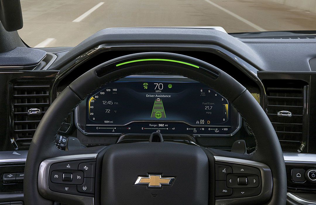 vue rapprochée du volant et du cadrant conducteur numérique du Chevrolet Silverado 2022