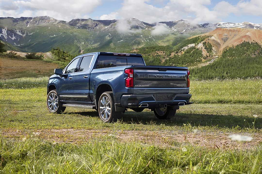 vue trois quart arrière du Chevrolet Silverado 2022