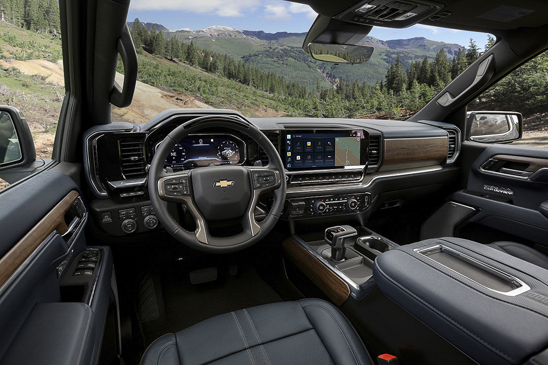 vue du volant, de la planche de bord et de la console centrale du Chevrolet Silverado 2022