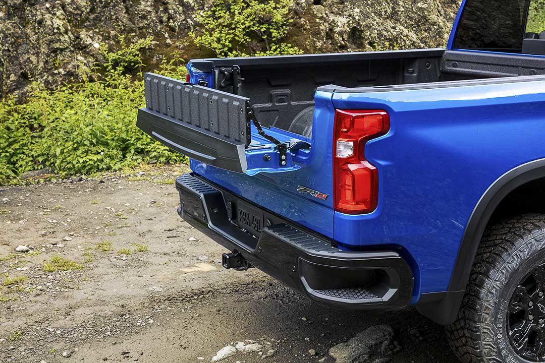 vue partielle arrière du hayon Multi-Flex du Chevrolet Silverado 2022