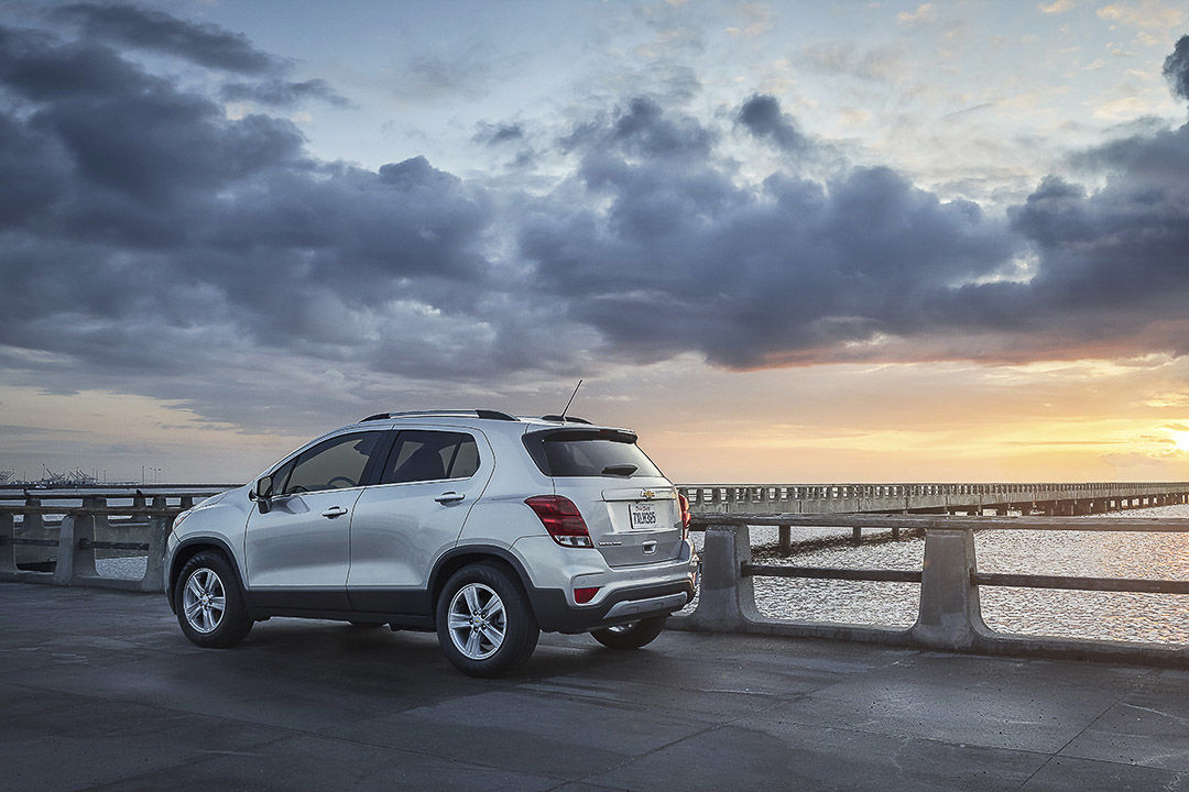 vue latérale arrière du Chevrolet Trax 2022 en bordure de mer