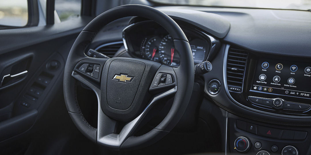 vue du volant et de l'écran tactile disponible à bord du Chevrolet Trax 2022