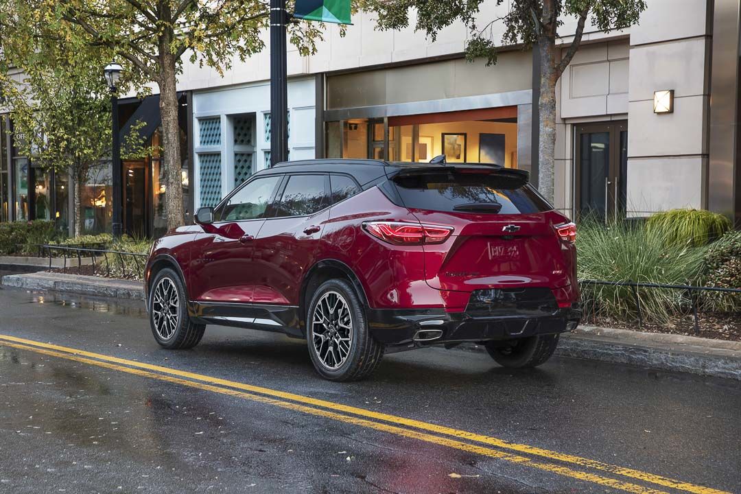 vue latérale arrière du Chevrolet Blazer 2023 sur une rue mouillée