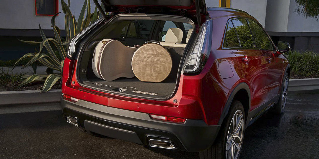 lateral rear view of the 2022 Cadillac XT4 with the trunk door open