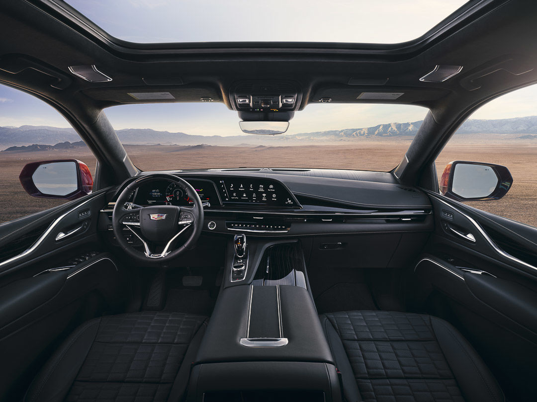 vue du volant, de la planche de bord et de la console centrale du Cadillac Escalade-V 2023