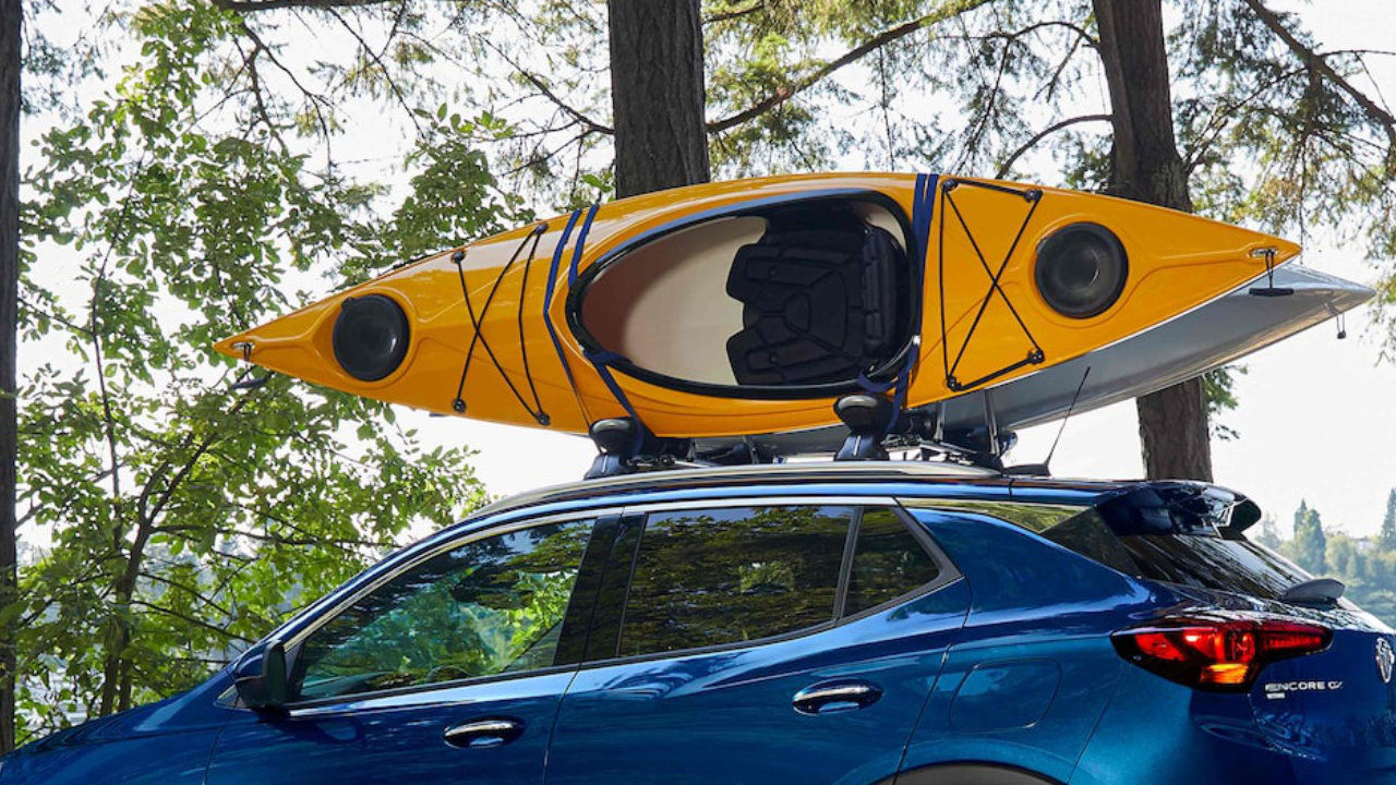 vue latérale d'une Buick Encore GX 2023 portant un kayak sur son toit