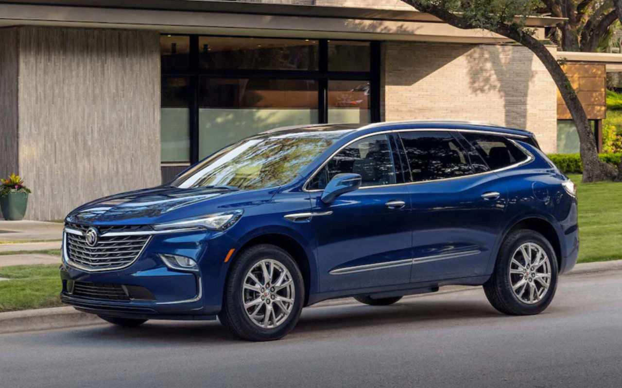 vue latérale avant d'une Buick Enclave 2023 devant une maison