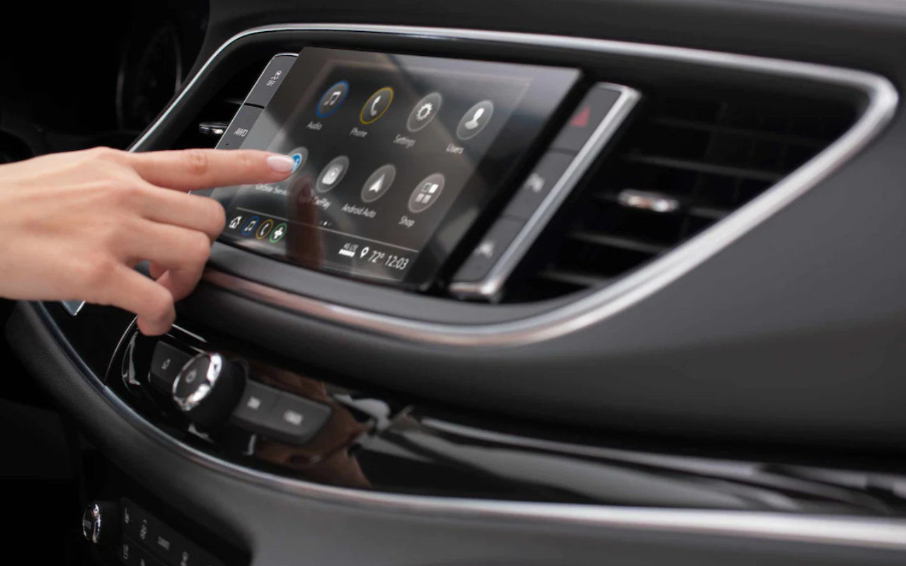 vue d'une conductrice qui interagi l'écran tactile d'une Buick Enclave 2023