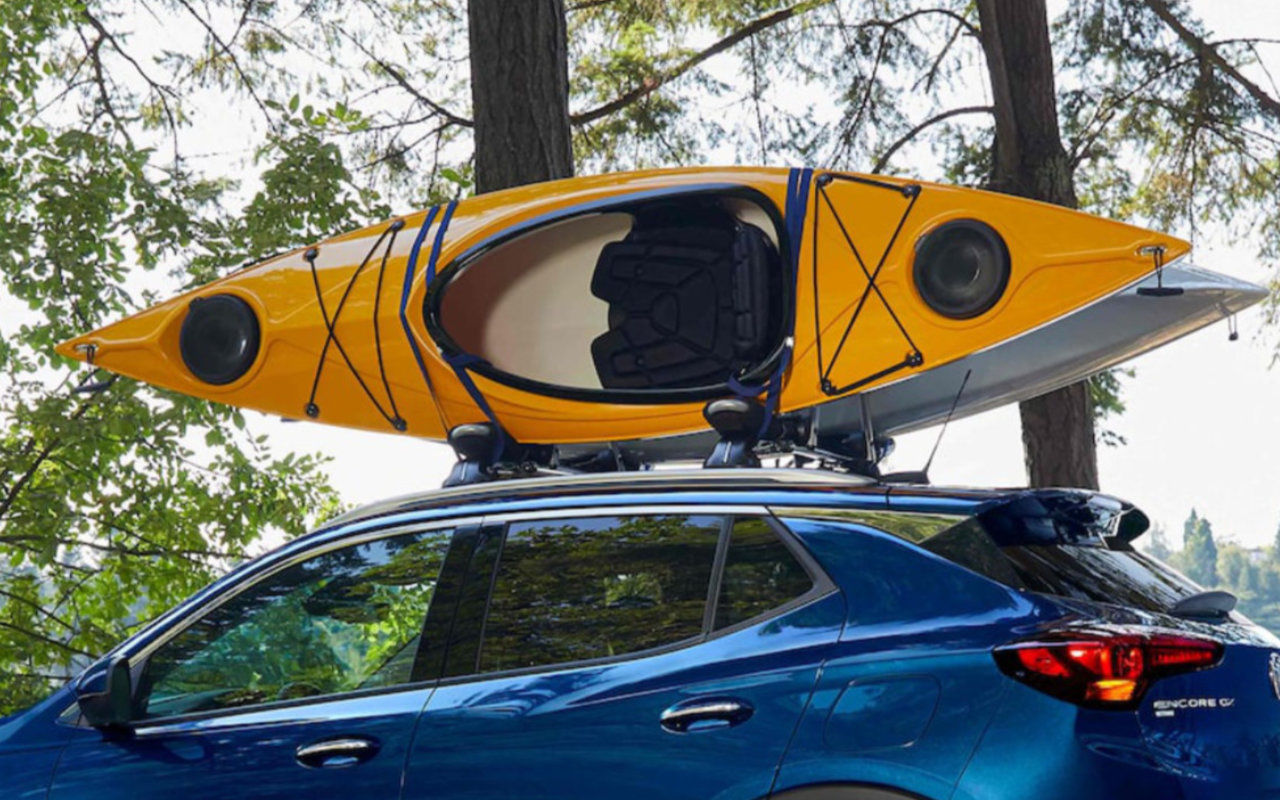 vue latérale d'une Buick Encore GX en nature avec un kayak sur son toit