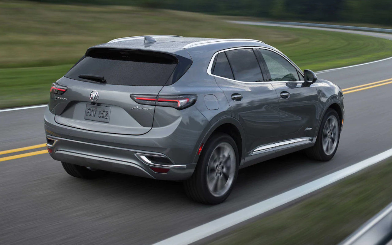 vue latérale arrière d'une Buick Envision 2023 sur la route