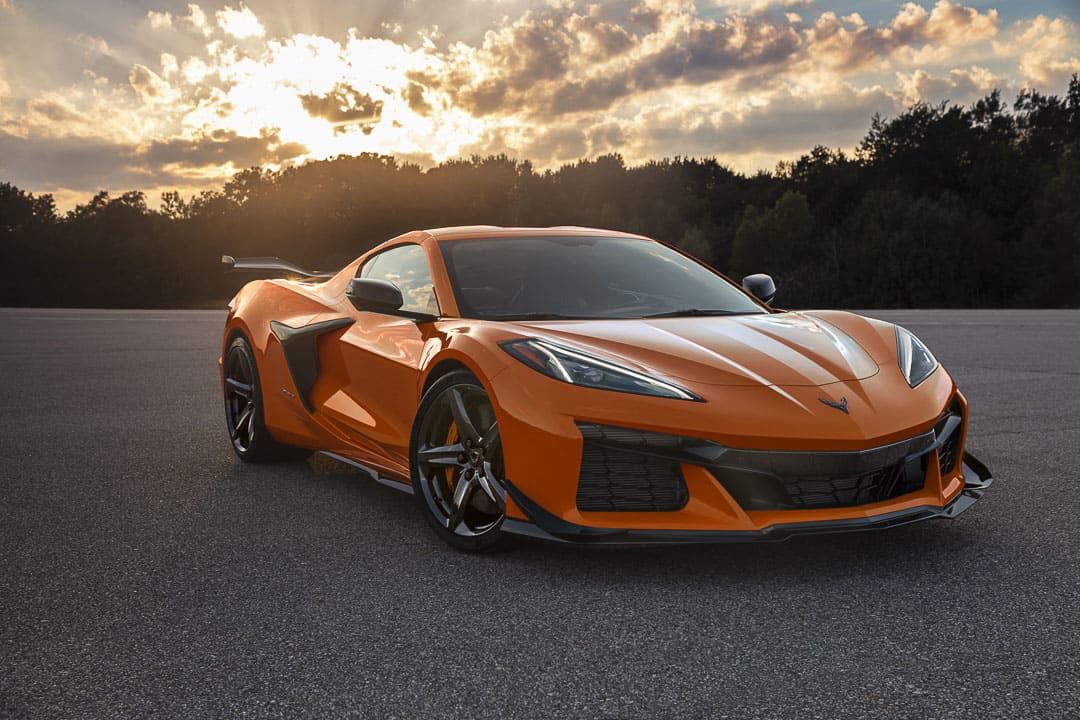 vue latérale avant d'une Corvette Z06 2023 au crépuscule