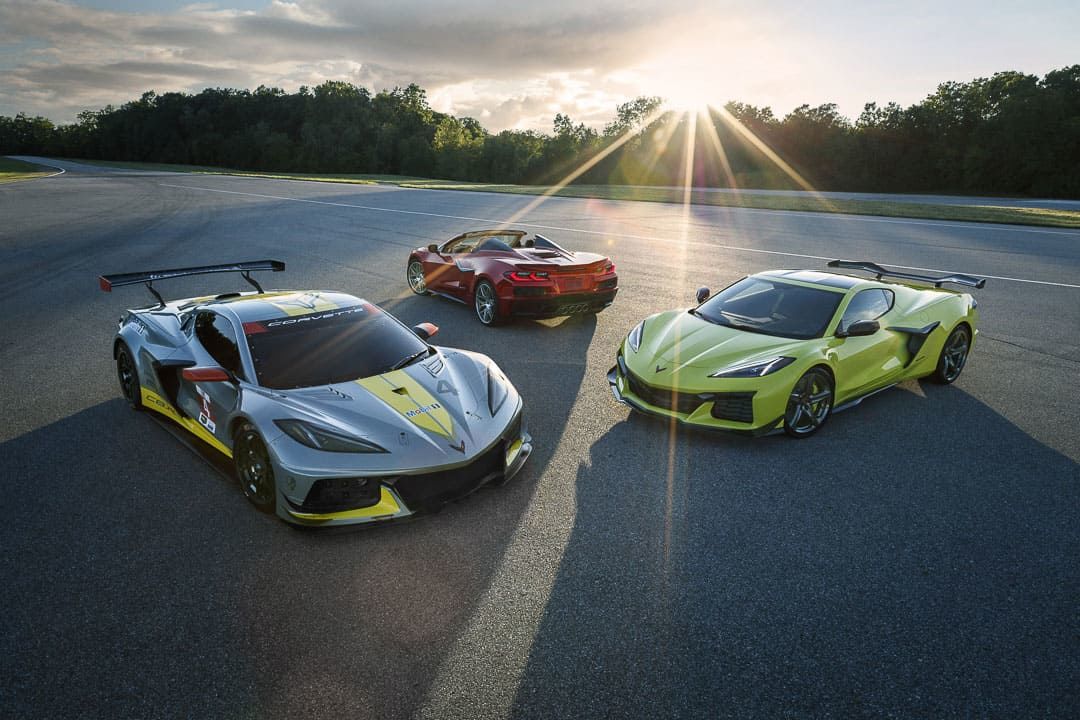 vue d'une trio de Corvette Z06 au crépuscule