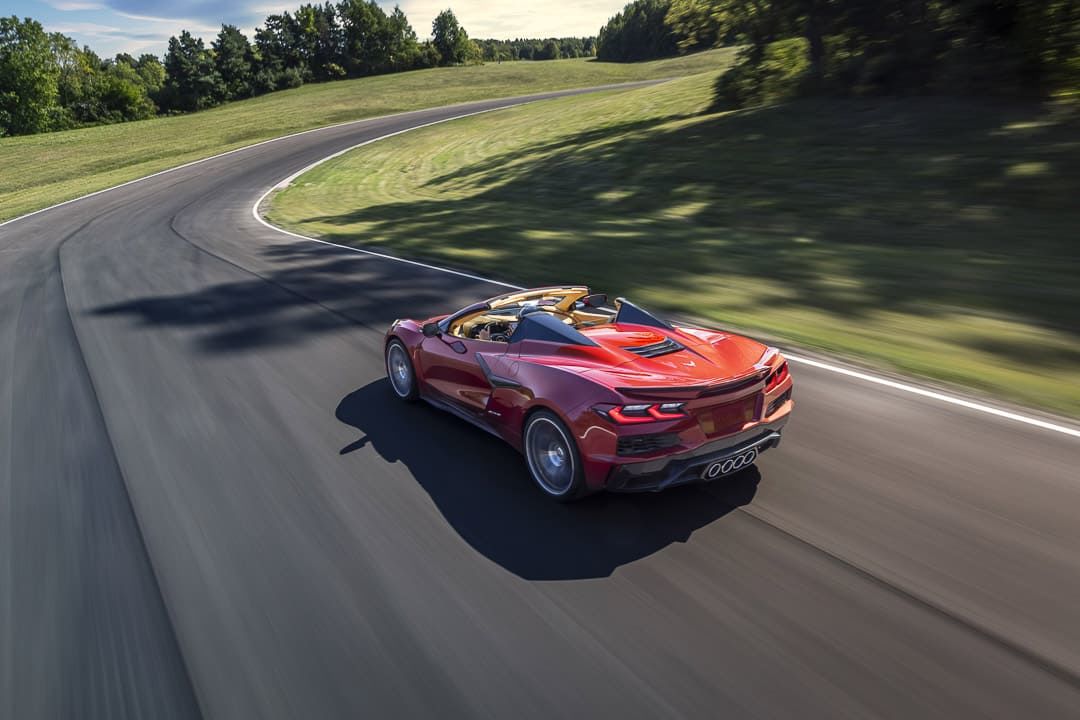 vue latérale arrière d'une Corvette Z06 sur une piste fermée