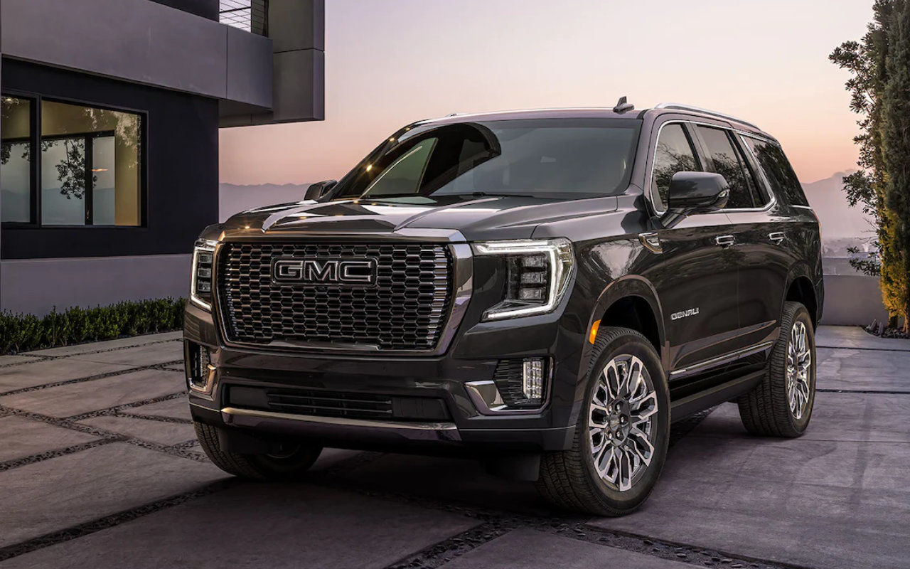 vue latérale avant d'un GMC Yukon 2023 devant une maison