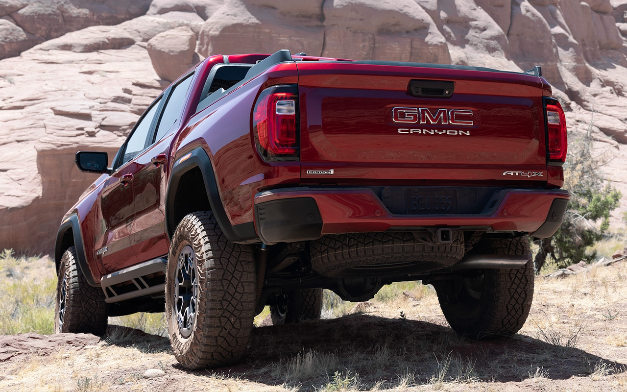 vue  arrière d'un camion GMC Canyon 2024 devant une montagne de roche