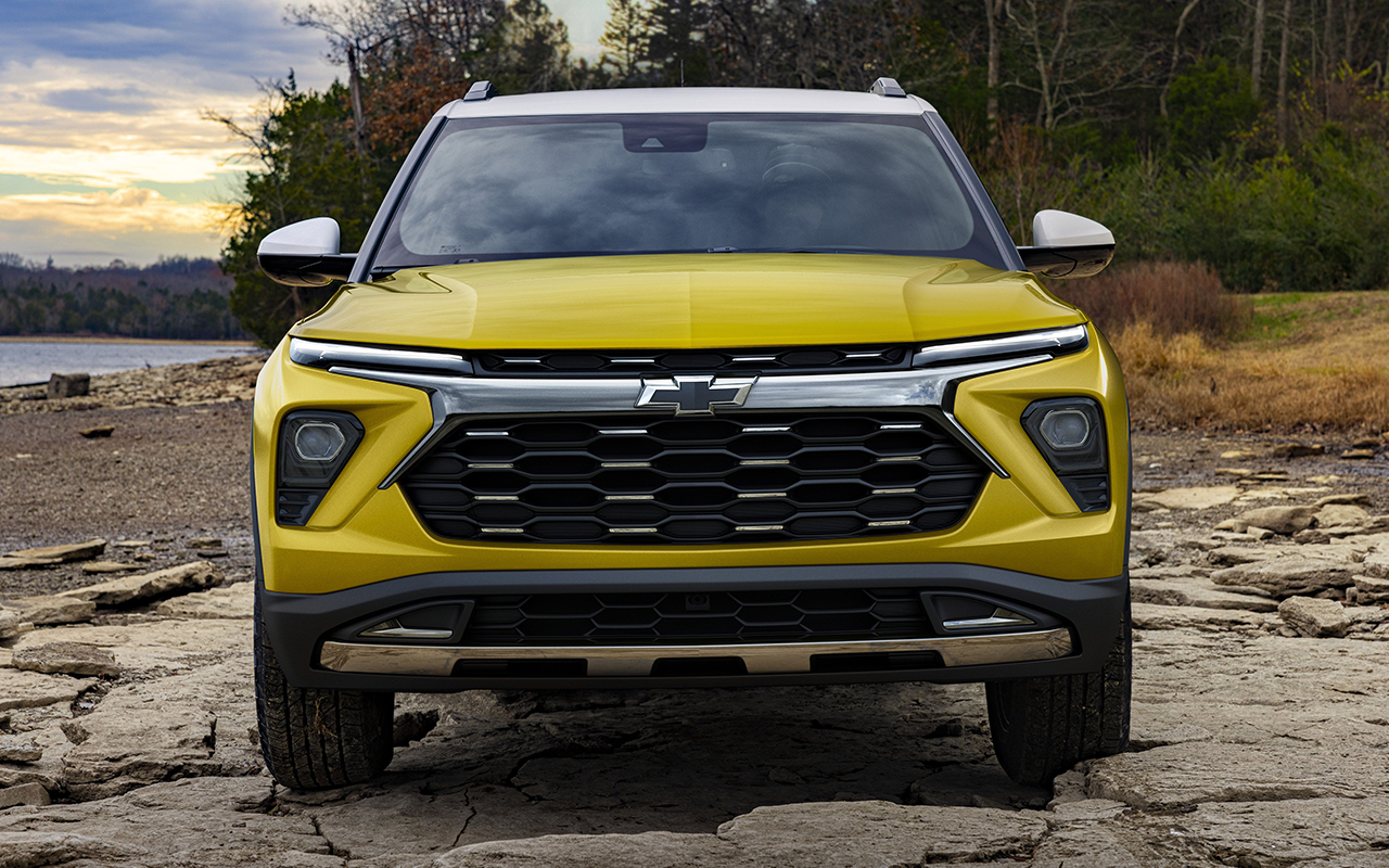 vue frontale d'un Chevrolet Trailblazer 2024 en bord de plage et de mer