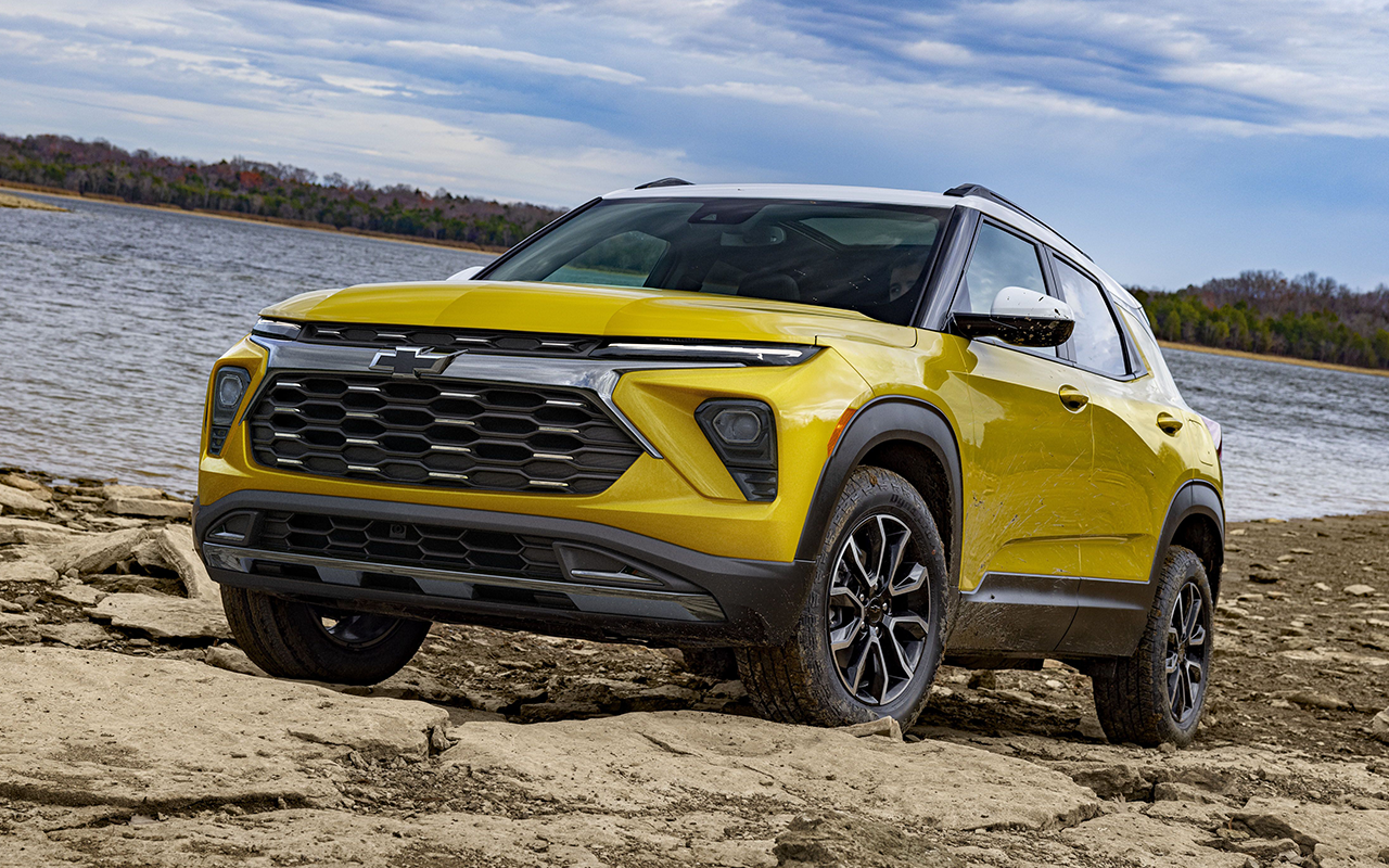 Vue 3/4 avant et latérale d'un Chevrolet Trailblazer 2024 sur route escarpé en bord de mer